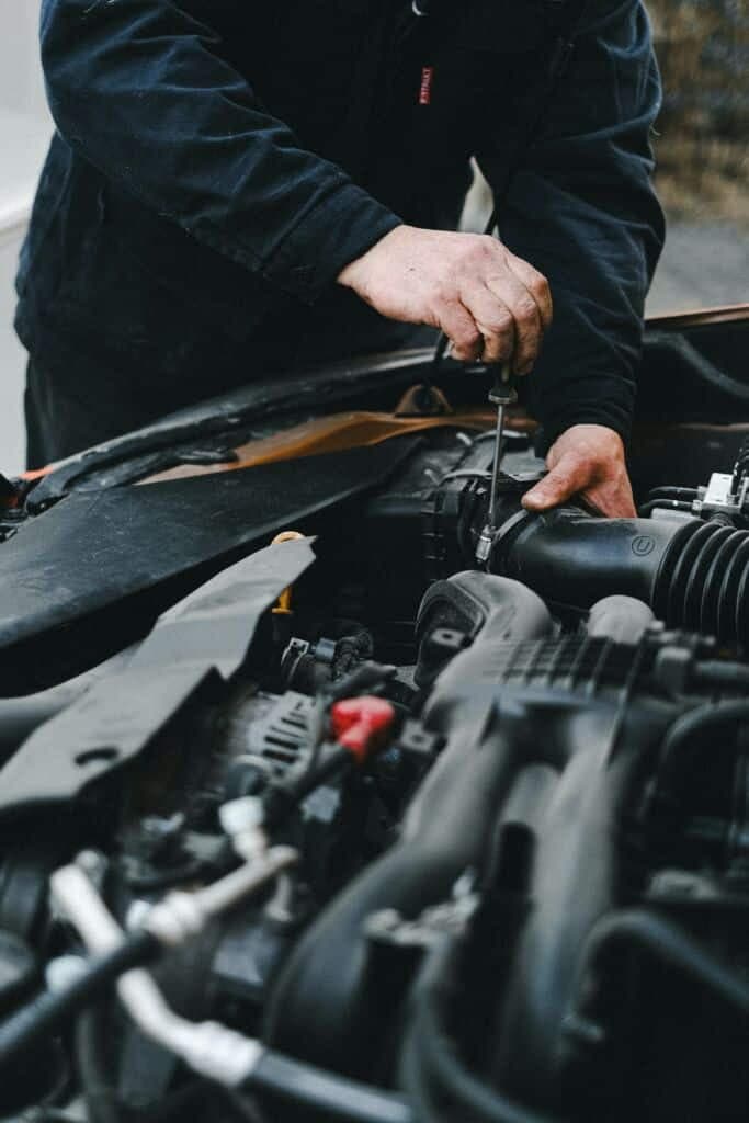 Motor Yağı Nasıl Çıkarılır? Ancak bu adımlara geçmeden önce eski yağı toplamak için gerekli araçları tanımlayalım.